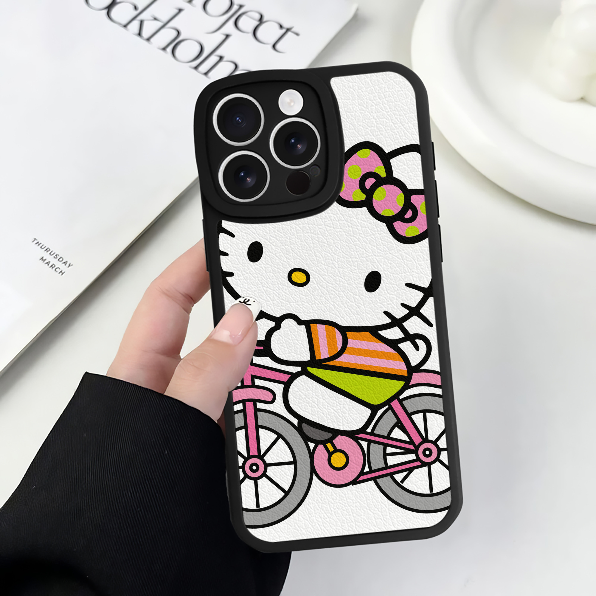 （画像用） Hello Kitty ハローキティ 【iPhone 16シリーズ対応】シリコンスマホケース（レザー調） 材質：シリコン